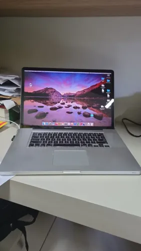 Vendo Macbook antigo(2009) Tem um detalhe, linha verde na vertical na tela.