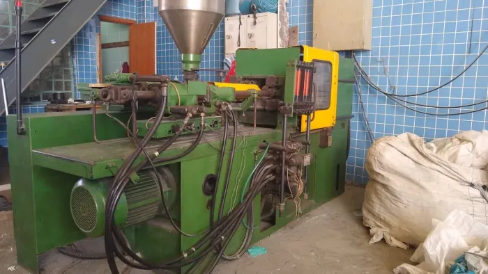 Máquina de Injeção Plástica e um Exaustor.