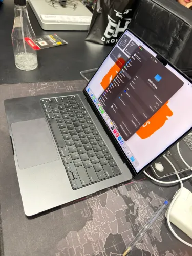 Macbook pro m4 16gb ram ssd 512gb
