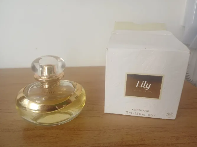 Perfume lily pouco usado