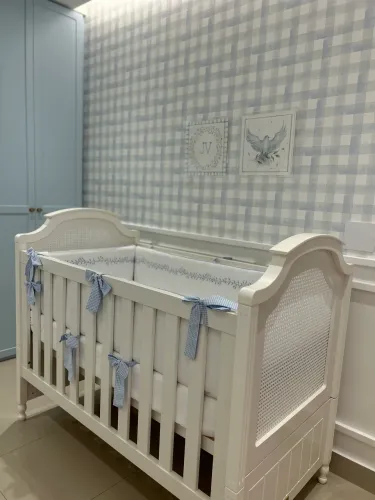 Berço infantil que vira cama com colchão , com detalhes em palhinha branca