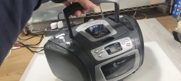 Portátil Diplomata bivolt, rádio e cd ok