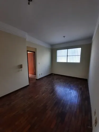 Apartamento - 02 quartos, sala, cozinha com armário, banheiro social com box, área de serv