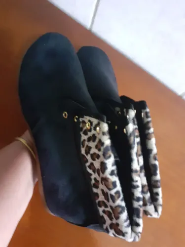Bota camurça preta com detalhe onça.