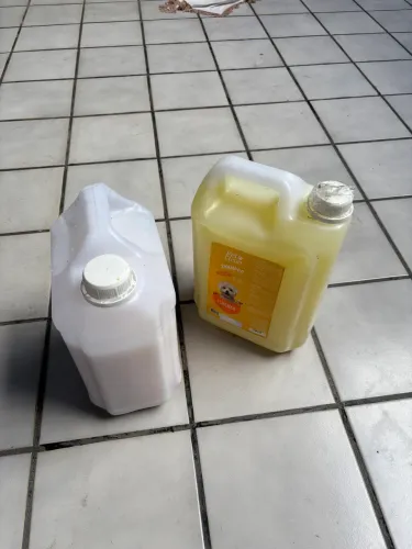 Vendo Shampoo e condicionador de 5 litros da Pet Clean