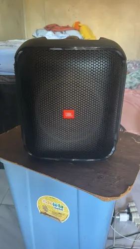 vende-se uma caixa de som JBL original número pra contato *01