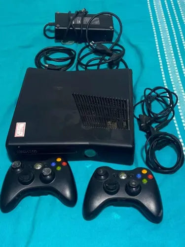 Xbox 360 Slim + 2 Controles + Cabos (Leia a Descrição)