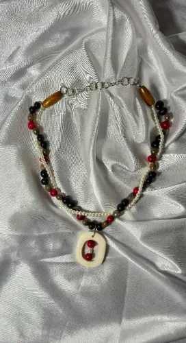 Colar borboleta pavão-escarlate