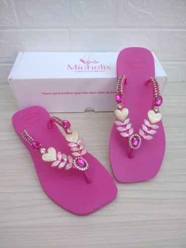Chinelo Customizado Premium - Rosa com Coração Dourado e Pedrarias - Michelix