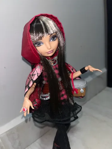 Boneca ever after high cerise hood