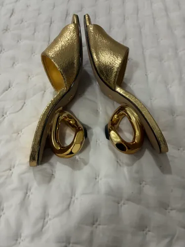 Scarpin/Slingback Arezzo dourado com salto escultural metálico ? edição fashion luxo