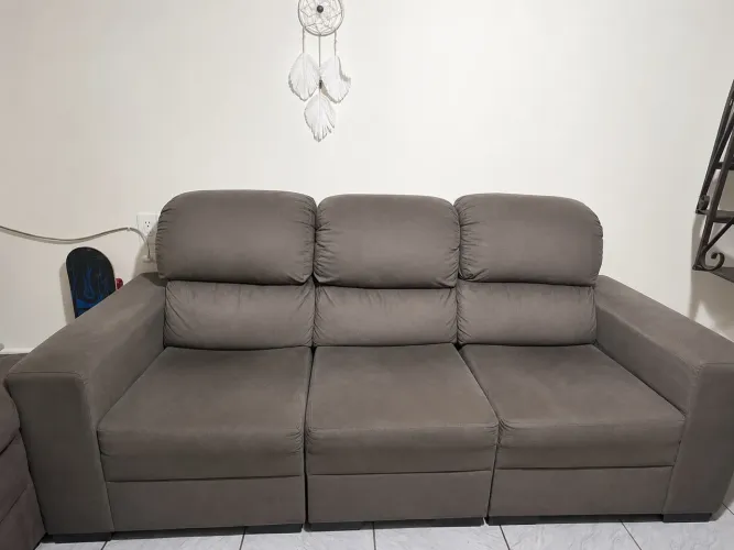 Sofá de três lugares
