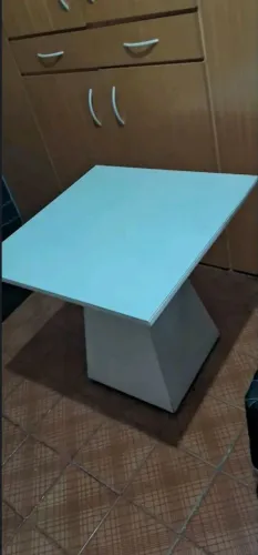 Centro de mesa + uma cadeira + um banco