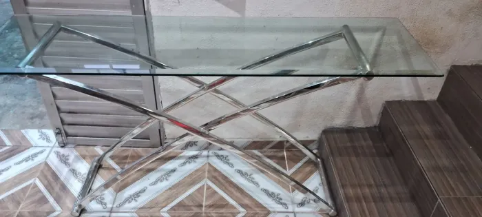 Aparador de vidro com base inox