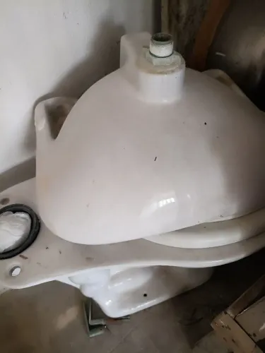 Pia e vaso com caixa aclopada