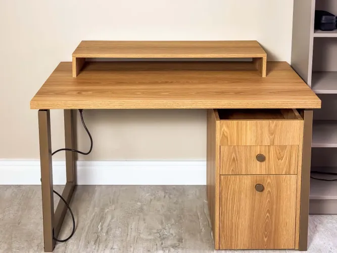 Mesa com gaveteiro