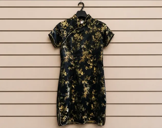 Vestido estilo japonês preto com dourado