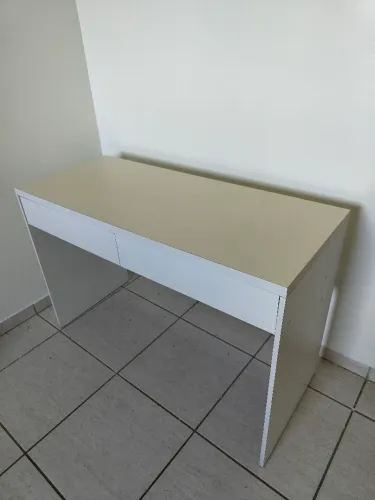Mesa de estudo com 2 gavetas