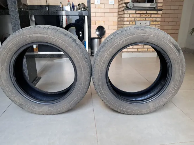 Dois pneus goodyear efficientgrip suv