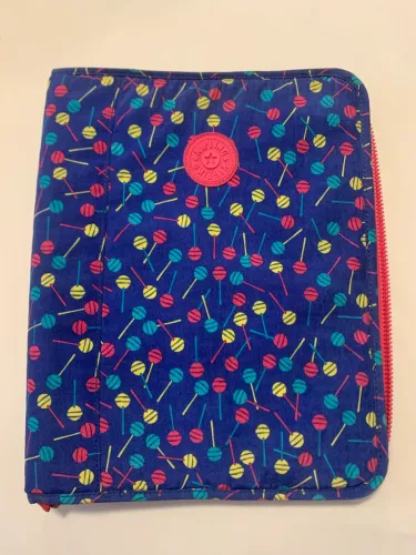 Fichário Kipling estampa pirulitos azul e rosa com zíper