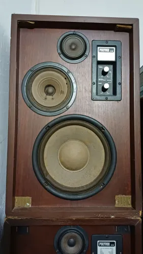 Par de caixas Polyvox 45 em ótimo estado, apenas alguns detalhes, som muito top