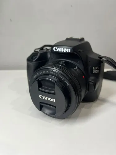 Canon EOS 250D + lente 18-55mm e vai a lente 50 mm+.