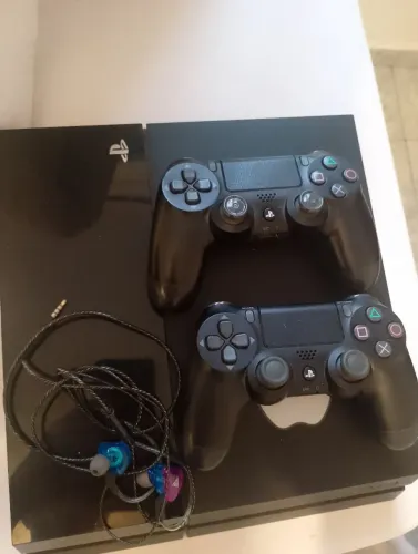 ps4 fat, 3 controles e um fone gamer!