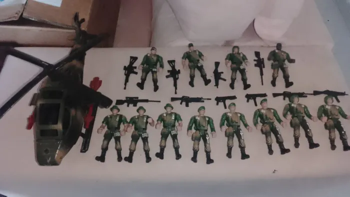 Soldadinhos articulados+Helicóptero e jatinho 