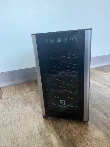 Adega Electrolux 8 Garrafas Porta Acabamento Alumínio Bivolt