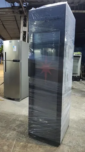 Cervejeira Slim Stella moderna com luz de luz gelando muito até - 5 graus ?