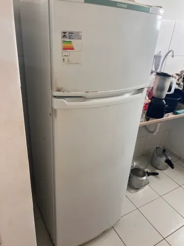 Geladeira em estado de uso