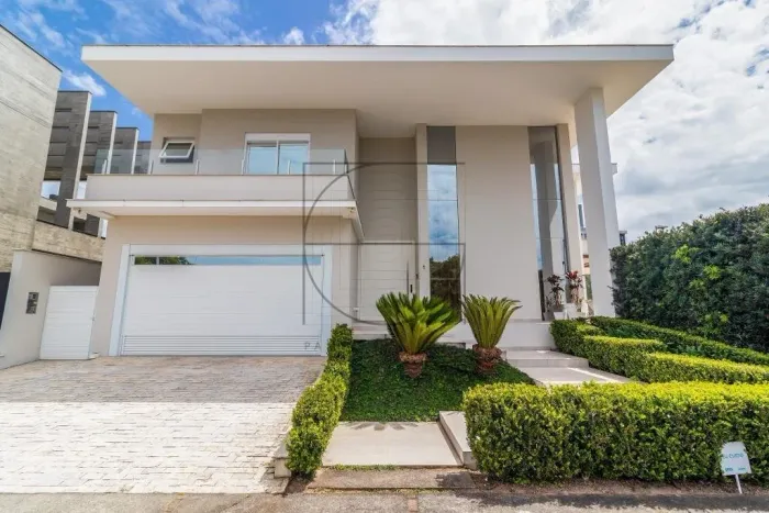 Casa com 5 suítes e com 5 dormitórios e 6 banheiros