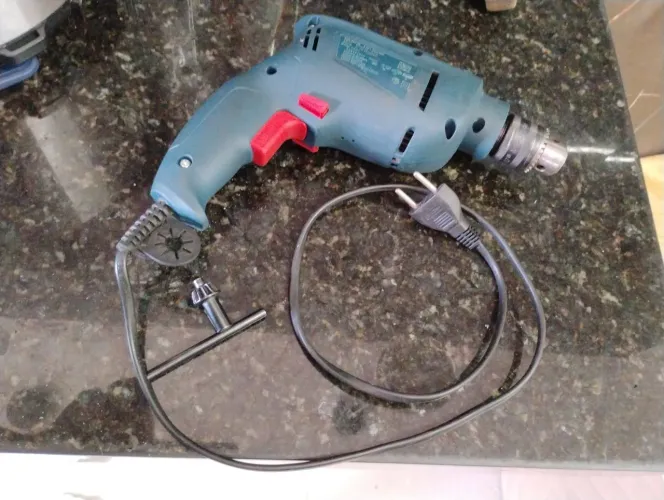 Furadeira Bosch 450 W 220 V. Novinha *usada somente duas vezes