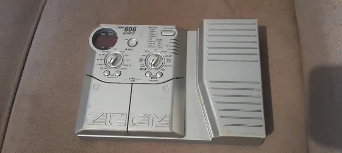 Pedaleira ZOOM 606