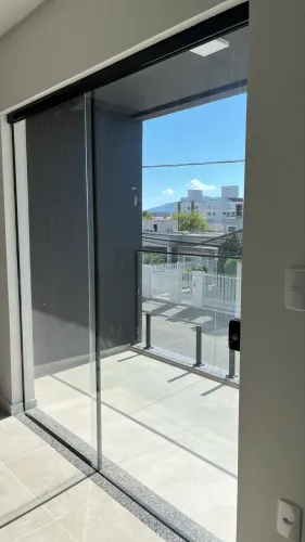 Porta de correr de vidro com alumínio preto