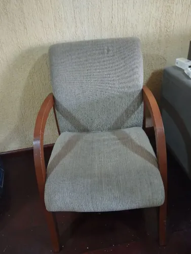 2 Poltronas, madeira maciça de cor amêndoa, estofado de cor ouro velho.