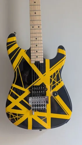 Guitarra Van Halen EVH Striped Series Black with Yellow Stripes NOVA