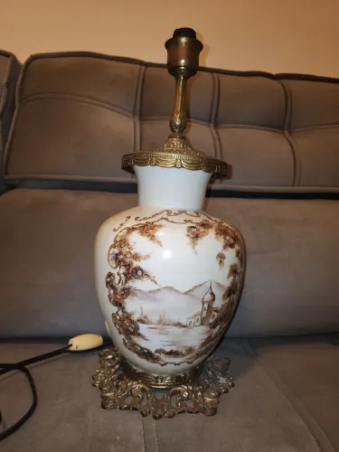 Abajour de Porcelana Branca com bronze, pintado a mão. Antiguidade. Raro.