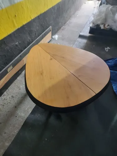 Mesa de centro Cayman de madeira maciça