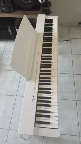 Piano Yamaha P225wh Branco + Estante + Pedais 