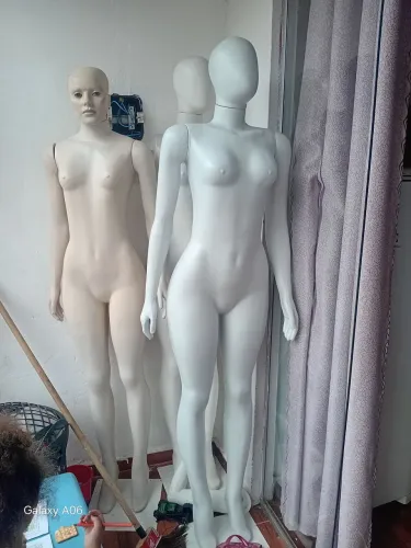 Vendo 3 manequim seminovos 