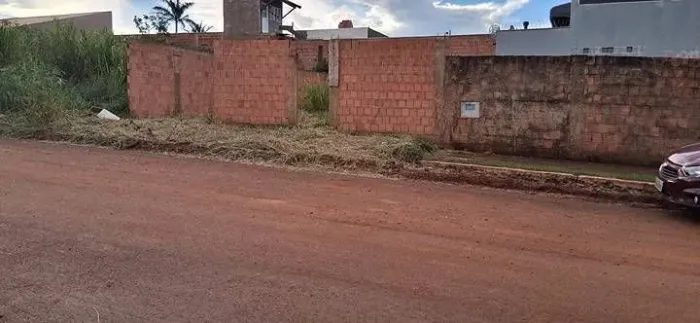 Terreno no asfalto com 200 m² no Bosque das Araras.