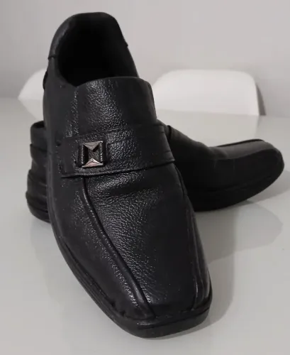 Vendo esse sapato social num 36 pouco uso.. cor preto..em ótimo estado