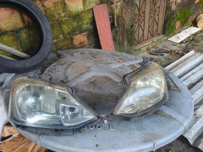 Par de farol Etios 2015