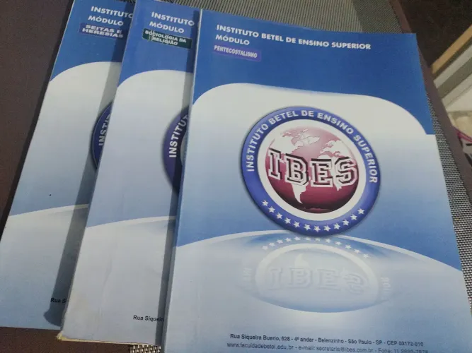 Apostilas de ensino teológico. 