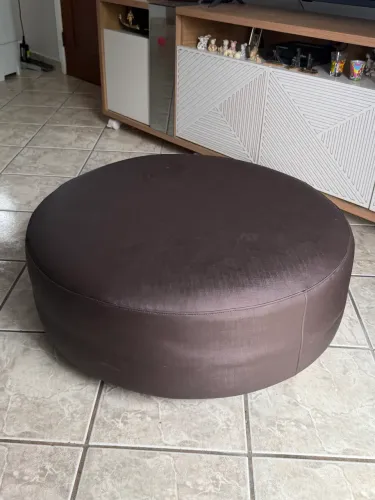 Sofazinho para os pés com rodinha 