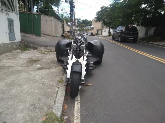 Triciclo com traseira do shelb cobra