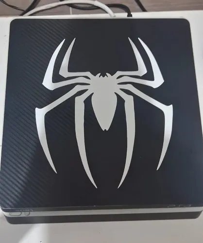 Vendo um Playstation 4 slim Branco 500gb, com 3 controles e 3 jogos