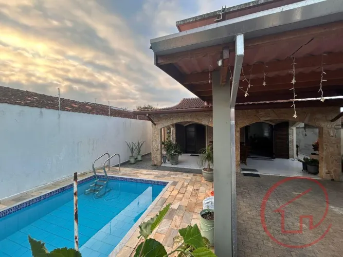Casa Térrea com Piscina à Venda em Ubatuba
