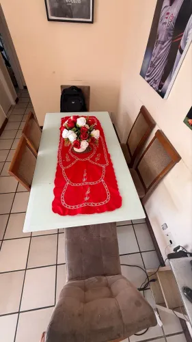 Mesa de vidro com cadeiras 100% madeira.